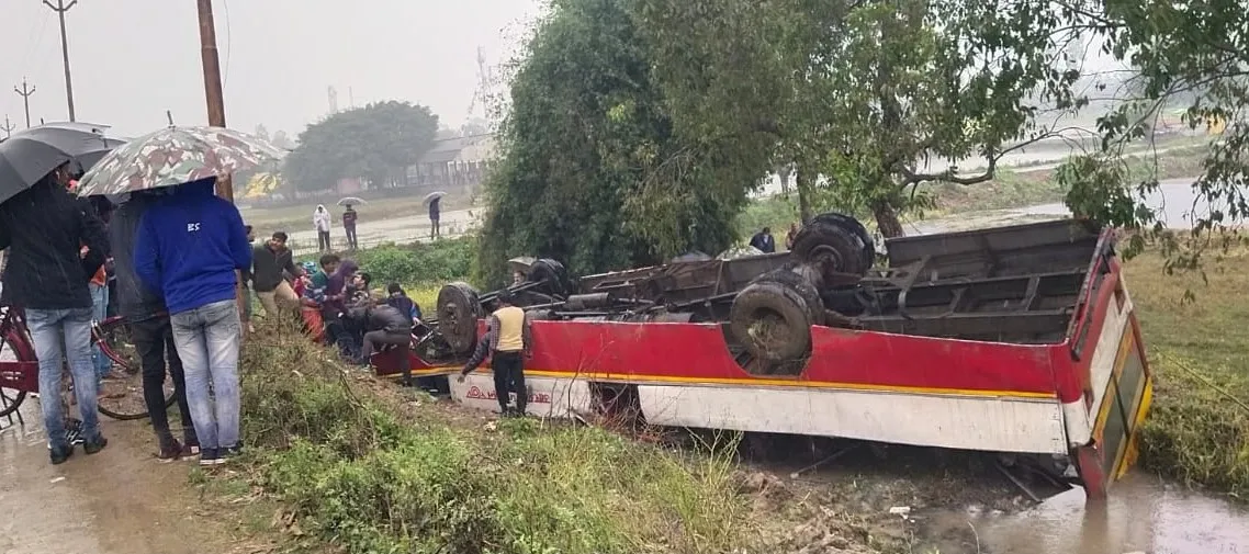 पीलीभीत: सवारियां लेकर पीलीभीत से गाेला जा रही रोडवेज बस पलटी, चालक की मौत