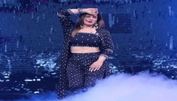 Sa Re Ga Ma Pa : रवीना टंडन ने सिंगिंग रियलिटी शो में किया ‘टिप टिप बरसा’ पर डांस, देखें…