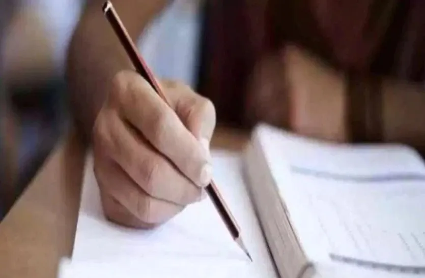 रीट पर्चा लीक मामले को लेकर भाजपा कार्यकर्ताओं ने सिविल लाईंस फाटक पर  किया प्रदर्शन