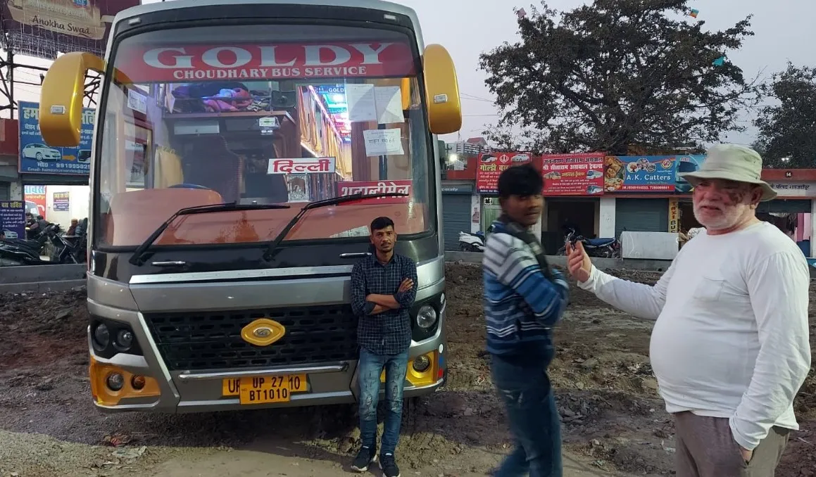 शाहजहांपुर: 110 में से 86 बसें चुनाव ड्यूटी पर, प्राइवेट बस मालिकों की मनमानी शुरू