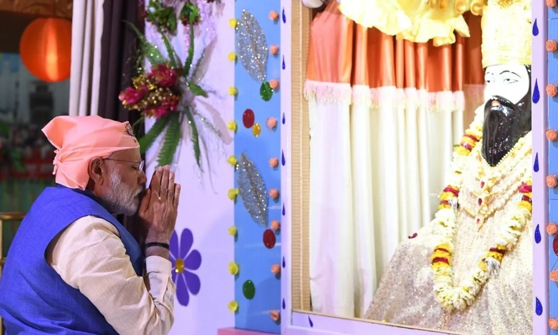 रविदास जयंती के अवसर पर पीएम मोदी ने संत रविदास मंदिर में की पूजा
