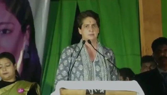 कानपुर: प्रियंका गांधी के रोड शो में उमड़ा जनसैलाब, बीजेपी पर जमकर साधा निशाना