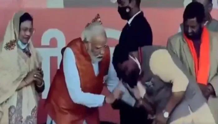 उन्नाव: पीएम मोदी के मंच पर बीजेपी जिलाध्यक्ष ने छुए पैर, प्रधानमंत्री ने किया ऐसा काम कि दंग रह गए सब…