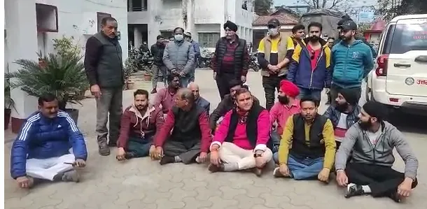 हल्द्वानी: कांग्रेस प्रत्याशी ने भाजपा प्रत्याशी पर लगाए आरोप, दिया कोतवाली में धरना
