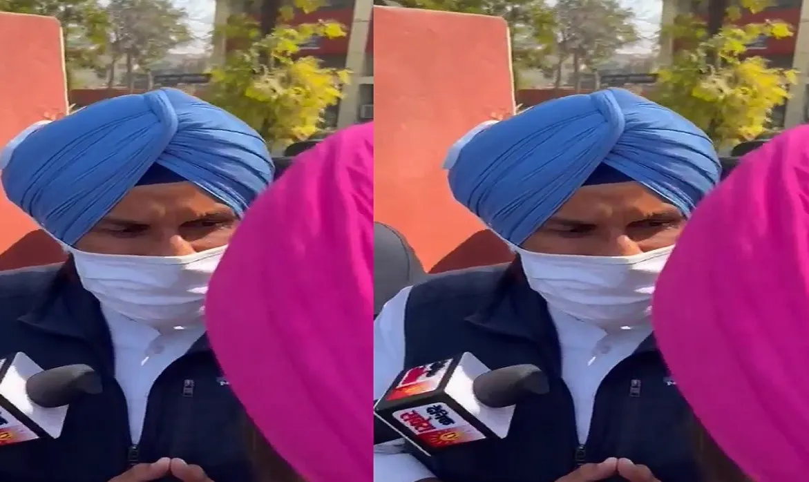 सिद्धू और मजीठिया ने मतदान केन्द्र पर एक-दूसरे का किया अभिवादन