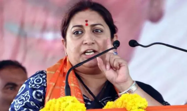 UP Election 2022: प्रयागराज में जनसभा के दौरान स्मृति ईरानी ने मंच पर दिखाया गुस्सा, सकते में आए BJP नेता
