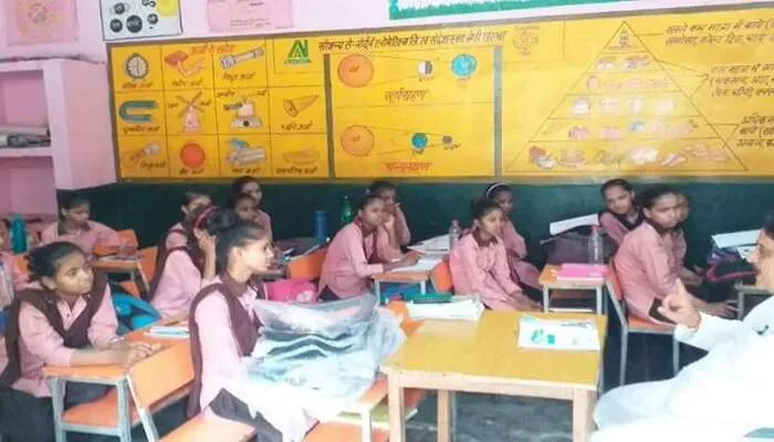 गाजियाबाद: प्राइमरी स्कूल के कमरे के लिंटर की ऊंचाई बढ़ने पर हुआ विवाद, निर्माण कार्य रोका गया, फर्श पर बैठकर पढ़ रहे नौनिहाल