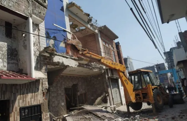बरेली: स्मैक तस्कर फैजान की कोठी पर चला बुलडोजर