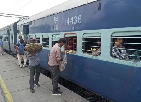 बरेली: लाइसेंस स्टाल का, ट्रेन में यात्रियों को बेच रहे थे सामान