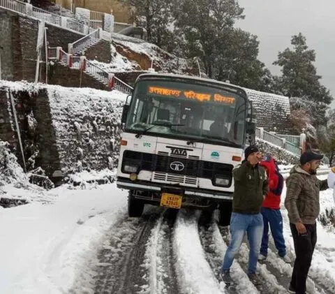 उत्तराखंड: भारी बर्फबारी में रोडवेज की बसें फंसी, कई हुईं रद