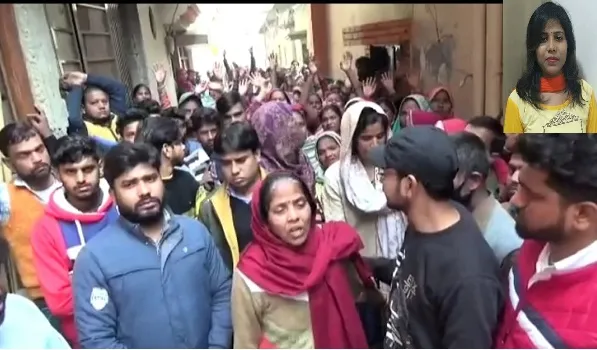 मुरादाबाद : हत्यारोपी पति के खिलाफ कार्रवाई के लिए परिजनों ने थाने में किया हंगामा