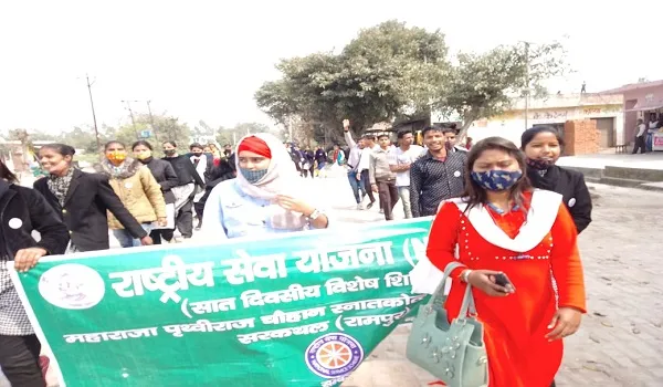 रामपुर : यातायात सुरक्षा के लिए ग्रामीणों व राहगीरों को छात्राओं ने किया जागरुक