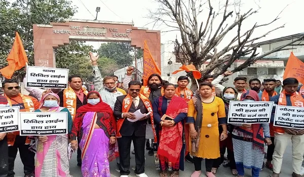 मुरादाबाद : हत्या की रिपोर्ट दर्ज कराने के लिए शिव सैनिकों ने किया प्रदर्शन, सौंपा ज्ञापन