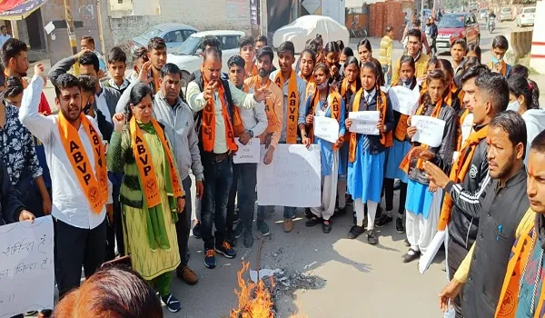 मुरादाबाद : तमिलनाडु की छात्रा को न्याय दिलाने सड़क पर उतरी अभाविप