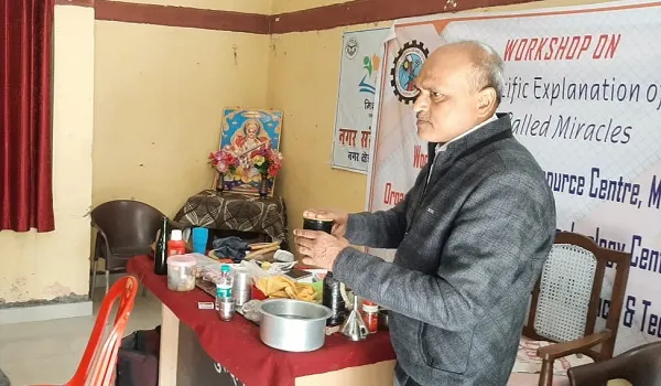 मुरादाबाद : चमत्कार दिखाने का दावा झूठा, वैज्ञानिक प्रयोग से होता है संभव