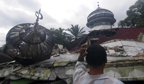 इंडोनेशिया में भूकंप से दस लोगों की मौत, 400 अन्य घायल, तलाश जारी
