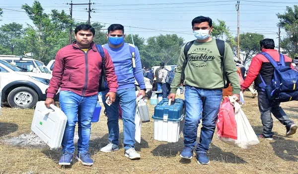 मुरादाबाद : 27 सीटों पर वोटिंग कल, मतदान केंद्रों के लिए रवाना हुईं पोलिंग पार्टियां