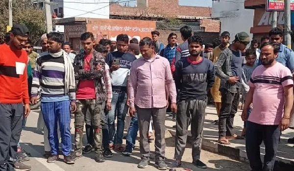 अमरोहा : ट्रक ने बाइक सवार दंपत्ति को मारी टक्कर, पति की मौत, पत्नी घायल
