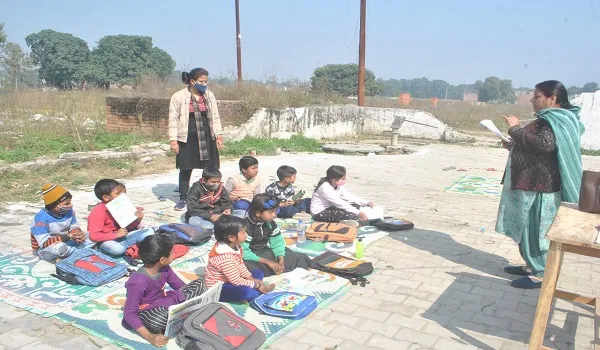 अमरोहा : 49 दिन बाद खुले परिषदीय स्कूल, कोरानो नियमों के पालन के साथ संचालित हुईं कक्षाएं