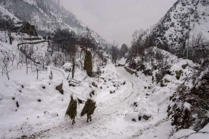 कश्मीर के अधिकतर हिस्सों में बर्फबारी, तापमान में गिरावट