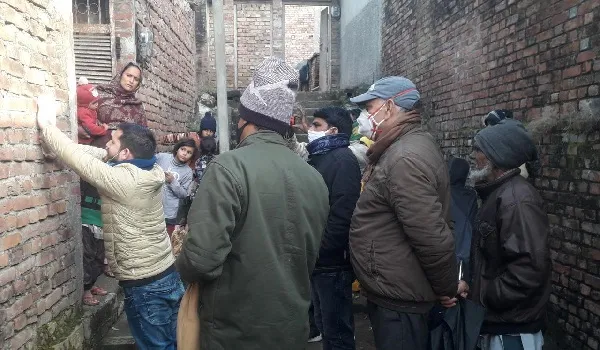 बिजनौर : दिव्यांगों और बुजुर्गों ने घर से किया मतदान
