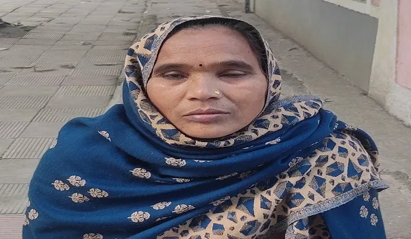 रामपुर : जिला पंचायत के सामने महिला से सोने की कुंडल व रुपये छीन कर दो बदमाश फरार