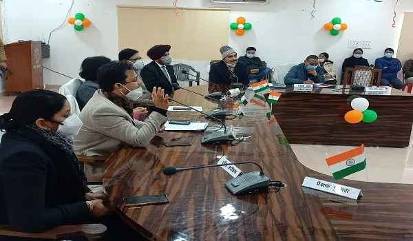 अमरोहा : प्रेक्षकों की मौजूदगी में ईवीएम का औचक निरीक्षण