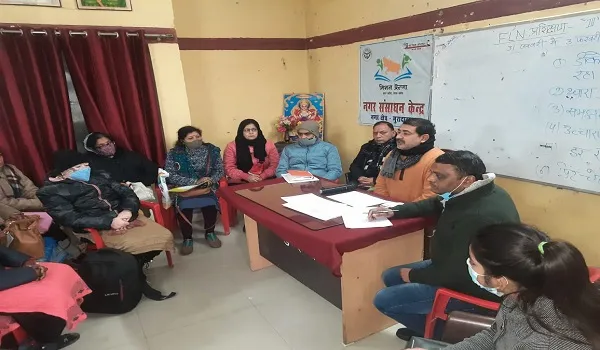 मुरादाबाद : बूथ कर्मी स्कूलों में मूलभूत सुविधाएं उपलब्ध कराने में जुटे