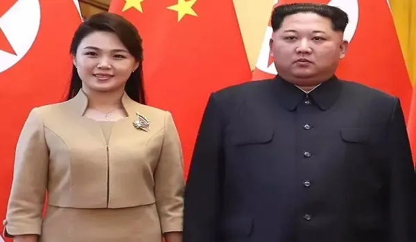 पत्नी के साथ एक कार्यक्रम में शामिल हुए उत्तर कोरिया के नेता किम, दर्शकों ने किया गर्मजोशी से स्वागत