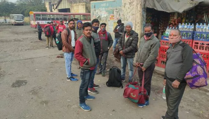 अयोध्या रीजन की 131 बसें चुनाव ड्यूटी पर, यात्री बेबस… डग्गामार वाहन उठा रहे फायदा