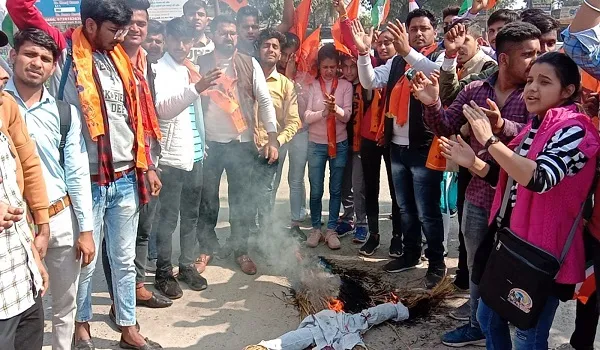 अमरोहा : एबीवीपी ने फूंका तमिलनाडु सरकार का पुतला, लावण्या केस में की सीबीआई जांच की मांग