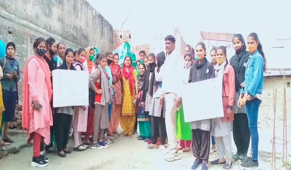 रामपुर: महिला सुरक्षा के लिए ग्रामीणों को किया जागरूक