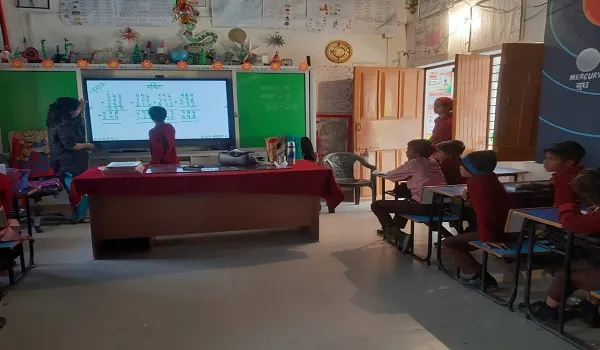 मुरादाबाद : डेढ़ महीने के बाद स्कूल पहुंचे बच्चे, शिक्षकों ने दिया ज्ञान