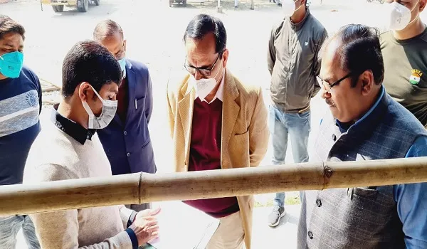 अमरोहा : मतगणना स्थल का डीएम ने किया निरीक्षण, अनुपस्थित मिले कर्मचारी से मांगा स्पष्टीकरण