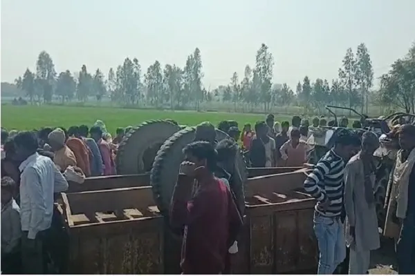 संभल : हाईवे पर ट्रैक्टर-ट्रॉली पलटी, एक युवक की मौत, 16 लोग घायल