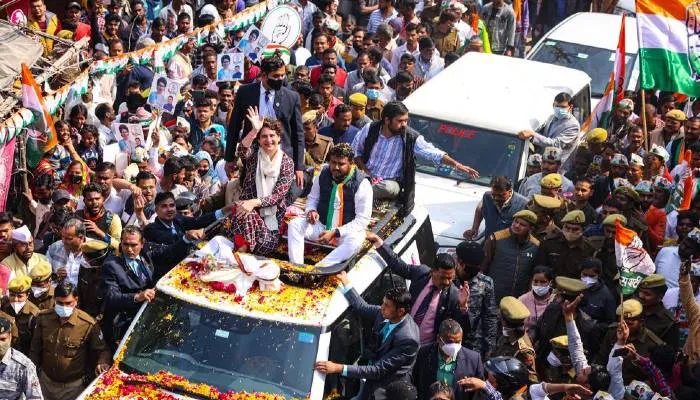 यूपी चुनाव 2022: लखनऊ में प्रियंका ने किया रोड शो, कहा- जनता परिवर्तन चाह रही है