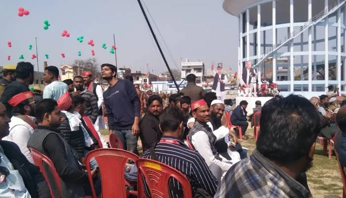 बहराइच: सपा प्रमुख का इंतजार, हजारों की संख्या में अखिलेश को सुनने के लिए जुटे समर्थक