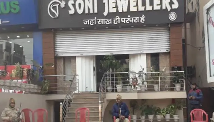 अलीगढ़: सोनी ज्वेलर्स सहित तीन प्रतिष्ठानों पर इनकम टैक्ट की रेड, व्यापारियों ने जताया विरोध