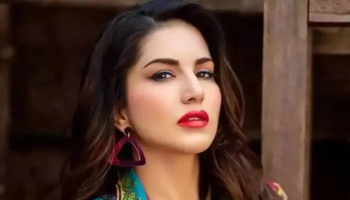 अभिनेत्री सनी लियोनी के साथ हुई ऑनलाइन ठगी, फ्रॉड ने पैन कार्ड का इस्तेमाल कर उठाया कर्ज