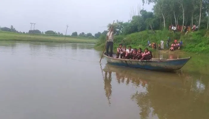 रायबरेली: कई चुनाव बीत गए लेकिन नहीं बन सका पुल, नाव से सफर करने को मजबूर हैं ग्रामीण