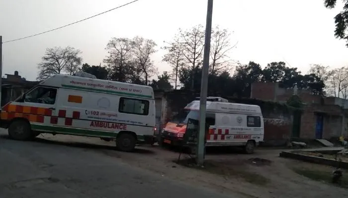 बहराइच: मरीजों को अस्पताल पहुंचाने वाली एंबुलेंस हुई बीमार, खींचकर ले जाया गया ब्लॉक