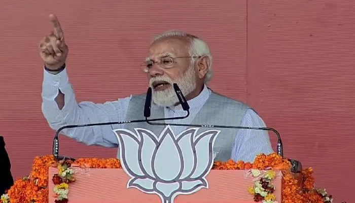 यूपी चुनाव: देवरिया पहुंचे पीएम मोदी, कहा- इस बार का चुनाव घोर परिवारवादियों और घनघोर राष्ट्रभक्तों के बीच है