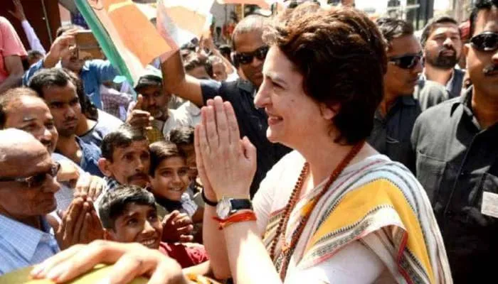 यूपी चुनाव 2022: मॉडल अर्चना के साथ सड़कों पर उतरीं प्रियंका, कांग्रेस के लिए मांगा वोट