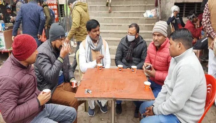 अयोध्या: बीकापुर-रुदौली में सपा प्रत्याशियों पर अब भी फंसा पेंच, चाय की चुस्कियों के बीच लोग कर रहे तरह-तरह की बातें