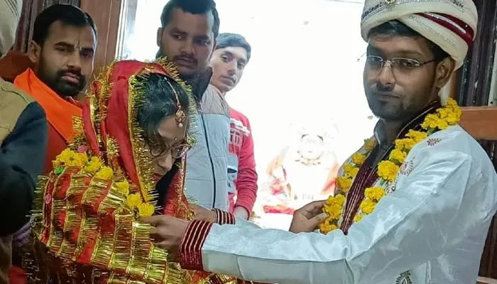 अयोध्या: घर से भागे प्रेमी जोड़े की पुलिस ने कराई शादी, परिजनों ने दिया आशीर्वाद