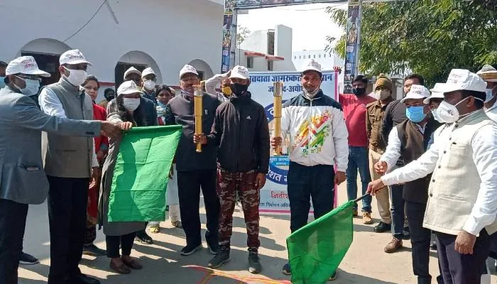 अयोध्या: मतदाता जागरुकता के लिए निकाला मशाल जुलूस
