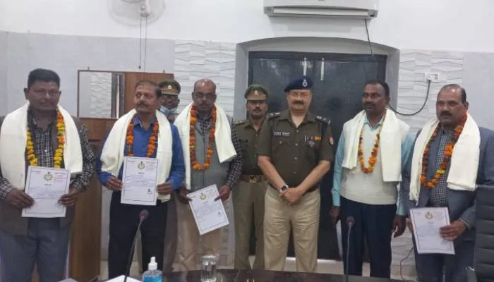 हरदोई: चार एसआई समेत पांच पुलिसकर्मी हुए सेवानिवृत, एसपी ने दी विदाई