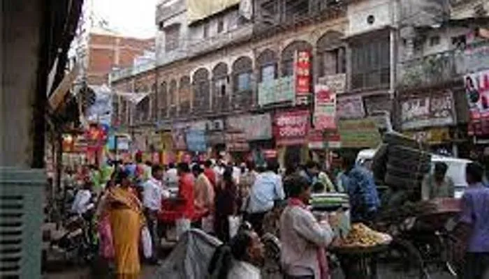 अमीनाबाद में बसता है लखनऊ वासियों का दिल, यहां शॉपिंग का असली मजा