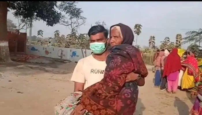 बहराइच: बुजुर्गों में मतदान को लेकर दिखा गजब का उत्साह, कोई साइकिल तो कोई लाठी के सहारे पहुंचा मतदान केंद्र