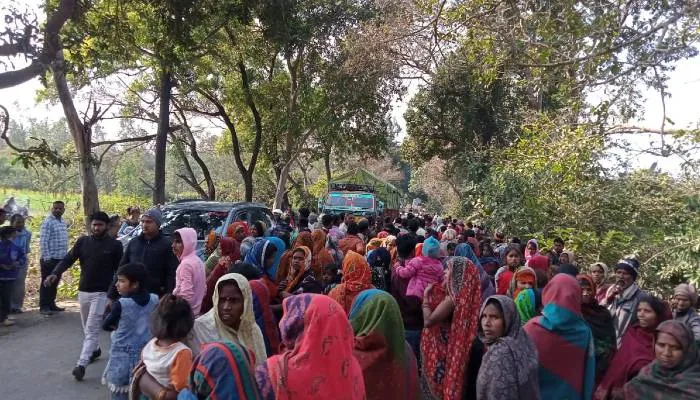 हरदोई: परिजनों ने सड़क पर शव रखकर लगाया जाम, बोले- हादसा नहीं…की गई अमित की हत्या